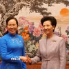 Đồng chí Lê Thị Thủy (trái), Chủ tịch Hội Liên hiệp Phụ nữ Việt Nam chào xã giao đồng chí Thầm Di Cầm, Chủ tịch Hội Liên hiệp Phụ nữ Toàn quốc Trung Hoa. (Ảnh: Quang Hưng/TTXVN)