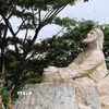 Nhà thờ Đạ Tông có không gian xung quanh rất rộng và được trưng bày nhiều tượng bằng đá các loại. (Ảnh: Nguyễn Dũng/TTXVN)