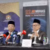 Ông Abu Bakar Yusof (bên phải), Giám đốc điều hành Cơ quan Phát triển Ngoại thương Malaysia (Matrade) và Tiến sỹ Sirajuddin bin Suhaimee (bên trái), Tổng Giám đốc Cơ quan Phát triển Hồi giáo Malaysia (JAKIM), cơ quan phụ trách cấp giấy chứng nhận Halal của Malaysia. (Ảnh: TTXVN)