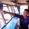 Chuẩn bị cho chuyến ra khơi, ngư dân Định Xuân Trung (xã Thái Thụy, tỉnh Hưng Yên) không quên bật thiết bị giám sát hành trình 24/24. (Ảnh: Nguyễn Công Hải/TTXVN)