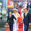 Đại biểu thực hiện nghi thức di quan để an táng các hài cốt các liệt sỹ. (Ảnh: TTXVN phát)