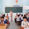 Thầy và trò xã biên giới Tân Hoà nỗ lực trong điều kiện còn nhiều khó khăn. (Ảnh: Đức Hạnh/TTXVN)