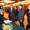 Chủ tịch Quốc hội Trần Thanh Mẫn và đồng chí Triệu Lạc Tế, Ủy viên Thường vụ Bộ Chính trị Trung ương Đảng Cộng sản Trung Quốc, Ủy viên trưởng Ủy ban thường vụ Đại hội Đại biểu Nhân dân toàn quốc Trung Quốc (Nhân đại) trao đổi tặng phẩm. (Ảnh: Doãn Tấn/TTXVN)