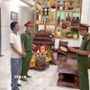 Lực lượng chức năng đọc lệnh khởi tố vụ án, khởi tố bị can. (Ảnh: TTXVN phát)