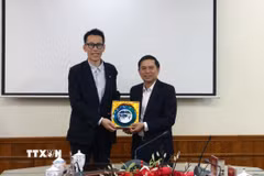 Ủy ban Nhân dân tỉnh Hà Nam tặng quà lưu niệm cho đoàn. (Ảnh: Nguyễn Chinh/TTXVN)