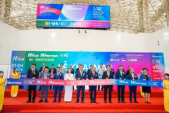 Các đại biểu cắt băng khai mạc triển lãm. (Nguồn: Ban Tổ chức)