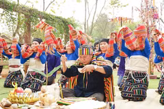 Thầy cúng làm lễ cầu các thần linh phù hộ, xua đuổi tà ma, ác quỷ, cầu cho mưa thuận gió hòa, phù hộ cho dân bản được bình yên mạnh khỏe. (Ảnh: Khánh Hòa/TTXVN)
