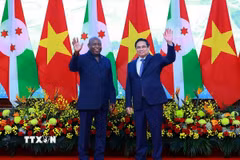 Thủ tướng Phạm Minh Chính hội kiến Tổng thống Burundi Évariste Ndayishimiye. (Ảnh: Dương Giang/TTXVN)