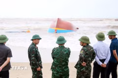 Lên phương án trục vớt tàu cá bị đánh chìm và dạt vào tại khu vực biển xã Bắc Trạch. (Ảnh: Tá Chuyên/TTXVN)