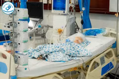 Điều trị tích cực cho nạn nhân nhỏ tuổi. (Nguồn: Bệnh viện Nhi Hà Nội)