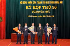Lãnh đạo thành phố Hải Phòng chúc mừng các ông Vũ Tiến Phụng (ngoài cùng bên trái) và ông Lê Trung Kiên (thứ 2 từ phải qua). (Nguồn: Báo Chính phủ)