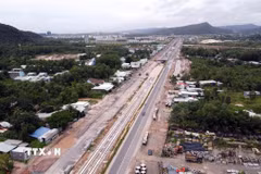 Dự án tuyến tàu điện đô thị (LRT) dài 17,59km là mạch nối từ sân bay Phú Quốc về trung tâm hội nghị APEC ở Nam đảo. (Ảnh: Huy Hùng/TTXVN)