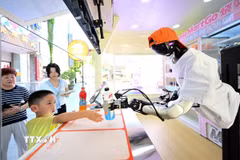 Robot giao nước cho khách hàng tại một cửa hàng robot thông minh ở An Huy, Trung Quốc. (Ảnh: THX/TTXVN phát)