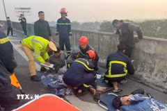 Ninh Bình: Xe khách giường nằm va chạm xe đầu kéo khiến 16 người bị thương