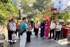 Hướng dẫn viên giới thiệu khách tham quan tại Thành phố Hồ Chí Minh. (Ảnh: Mỹ Phương/TTXVN)
