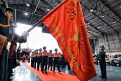 Quân kỳ Quyết thắng hiện diện trong lễ tiếp nhận, bàn giao các mẫu sinh phẩm hài cốt liệt sỹ được vận chuyển từ địa bàn Quân khu 9 ra Hà Nội. (Ảnh: Phạm Tuấn Anh/TTXVN)