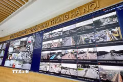 Hệ thống màn hình tại Trung tâm điều khiển giao thông Hà Nội giúp lực lượng Cảnh sát Giao thông theo dõi đồng thời tình hình giao thông trên nhiều tuyến đường, nút giao trọng điểm của Thủ đô. (Ảnh: Trung Nguyên/TTXVN)