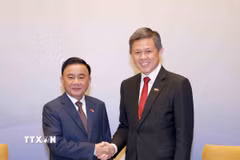 Phó Tổng Thư ký Đảng Hành động Nhân dân Singapore, Bộ trưởng Bộ Quốc phòng kiêm Bộ trưởng Điều phối dịch vụ công Chan Chun Sing đón Ủy viên Bộ Chính trị, Thường trực Ban Bí thư Trần Cẩm Tú. (Ảnh: Phương Hoa/TTXVN)