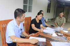Người dân bày tỏ quan điểm đồng tình, ủng hộ chủ trương sáp nhập thôn, tổ dân phố. (Ảnh minh hoạ: Anh Thùy/TTXVN)