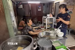 Chủ cửa hàng phở tại Phố Nguyễn Du cho biết chi phí đầu vào, giá nguyên vật liệu và giá điện tăng nên phải tính toán, điều chỉnh lại giá bán. (Ảnh: Quốc Lũy/TTXVN)