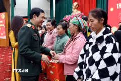 Đại tướng Phan Văn Giang trao quà Tết cho các hộ nghèo. (Ảnh: Thu Hằng/TTXVN)