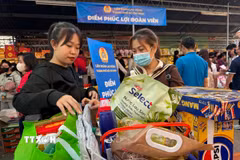 Đông đảo đoàn viên công nhân lao động mua sắm tại "Điểm phúc lợi đoàn viên," phường Bình Quới, Thành phố Hồ Chí Minh. (Ảnh: Thanh Vũ-TTXVN)