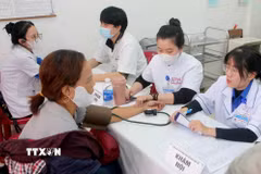 Khám, phát thuốc miễn phí cho người dân tại Huế. (Ảnh: Văn Dũng/TTXVN)