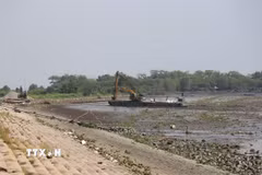 Phương tiện thi công đoạn Rạch Bùn của gói thầu xây dựng Đoạn 1 (nối tiếp tuyến đê giảm sóng Tân Thành phía bắc đến cống Rạch Bùn). (Ảnh: Hữu Chí/TTXVN)