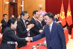 Thường trực Ban Bí thư Trần Cẩm Tú với thành viên Đoàn cán bộ cấp cao Đảng Nhân dân Cách mạng Lào. (Ảnh: Phương Hoa/TTXVN)