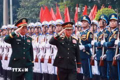 Đại tướng, Phó Thủ tướng, Bộ trưởng Quốc phòng Phan Văn Giang và Đại tướng, Phó Thủ tướng, Bộ trưởng Quốc phòng Khamliang Outhakaysone duyệt đội Danh dự Quân đội nhân dân Việt Nam. (Ảnh: Trọng Đức/TTXVN)