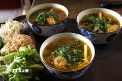 Món Bún bò Huế. (Ảnh: Văn Dũng/TTXVN)