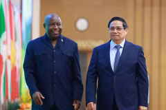 Thủ tướng Phạm Minh Chính hội kiến Tổng thống Burundi Évariste Ndayishimiye. (Ảnh: Dương Giang/TTXVN)