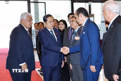 Chủ tịch Quốc hội Trần Thanh Mẫn và Tổng thống Cộng hòa Panama José Raúl Mulino với đoàn đại biểu Cộng hòa Panama. (Ảnh: Doãn Tấn/TTXVN)