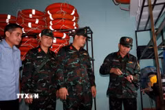 Lãnh đạo Bộ Chỉ huy Quân sự thành phố Đà Nẵng kiểm tra công tác phòng, chống thiên tai tại các địa phương dễ xảy ra ngập lụt. (Ảnh: TTXVN phát)