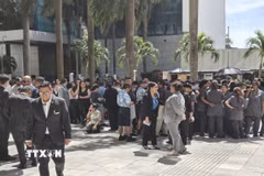 Người dân sơ tán khỏi các toà nhà cao tầng ở thủ đô Panama City, Panama sau động đất. (Ảnh: THX/TTXVN phát)