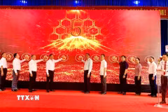 Lãnh đạo tỉnh, xã và thôn thực hiện nghi thức ra mắt mô hình “Thôn số” tại thôn 4, xã Bát Xát, tỉnh Lào Cai. (Ảnh: TTXVN phát)