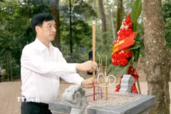 Trưởng Ban Tổ chức Trung ương Nguyễn Duy Ngọc dâng hương tại lán Nà Nưa (Tuyên Quang). (Ảnh: Hoàng Hải/TTXVN)