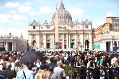 Dòng người đội nắng đổ về Vatican viếng Giáo hoàng Francis