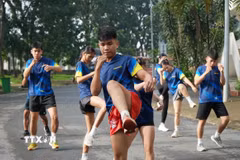 Vận động viên Hoàng Trung Nguyên luyện tập để khắc phục điểm yếu đòn gối. (Ảnh: Lê Xuân/TTXVN)