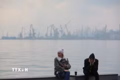Quang cảnh thành phố cảng công nghiệp Mariupol, Ukraine bên bờ biển Azov. (Ảnh: AFP/TTXVN)