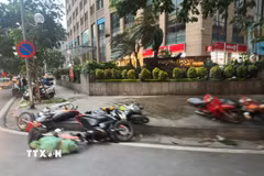 Nhiều phương tiện giao thông bị quật đổ do gió mạnh. (Ảnh: Phạm Tuấn Anh/TTXVN)