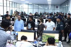 Lực lượng chức năng tỉnh Kratie đột kích một địa điểm tại huyện Snuol được sử dụng làm trung tâm lừa đảo trực tuyến trên địa bàn, bắt giữ hơn 300 người nước ngoài. (Ảnh: AKP/TTXVN phát)