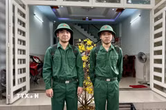 Hai anh em song sinh Hoàng Thế Anh và Hoàng Hải Anh sinh năm 2004, ngụ phường Trảng Dài, thành phố Biên Hoà, Đồng Nai, cùng viết đơn tình nguyện nhập ngũ. (Ảnh: Lê Xuân/TTXVN)