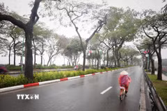 Mưa phùn và sương mù xuất hiện từ sáng sớm khiến tầm nhìn bị hạn chế đối với người tham gia giao thông. (Ảnh: Thành Đạt/TTXVN)