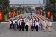 Đồng chí Trần Lưu Quang, Ủy viên Bộ Chính trị, Bí thư Thành ủy Thành phố Hồ Chí Minh, cùng đoàn đại biểu dâng hoa, dâng hương tưởng nhớ các Anh hùng liệt sỹ, các Mẹ Việt Nam Anh hùng tại Nghĩa trang Liệt sỹ Thành phố Hồ Chí Minh (Đồi Không tên). (Ảnh: Thanh Vũ/TTXVN)