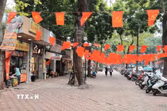 Vỉa hè phố Phan Đình Phùng thông thoáng, sạch đẹp sau khi được giải tỏa, sắp xếp lại. (Ảnh: Lê Đông/TTXVN)