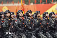 Khối nữ cảnh sát đặc nhiệm tham gia tập luyện. (Ảnh: Mạnh Linh/TTXVN)