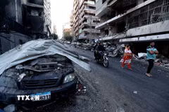 Ô tô bị phá hủy sau cuộc không kích của Israel tại Beirut, Liban. (Ảnh: THX/TTXVN)