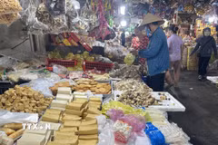 Thực phẩm chay tại chợ Phước Long, phường Tân Mỹ, Thành phố Hồ Chí Minh hút hàng trong dịp lễ Vu Lan. (Ảnh: Hương Giang/TTXVN)