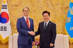 Tổng thống Hàn Quốc Lee Jae Myung (phải) và Bộ trưởng Tài chính Hoa Kỳ Scott Bessent gặp nhau tại Nhà Xanh. (Nguồn: Phủ Tổng thống Hàn Quốc)